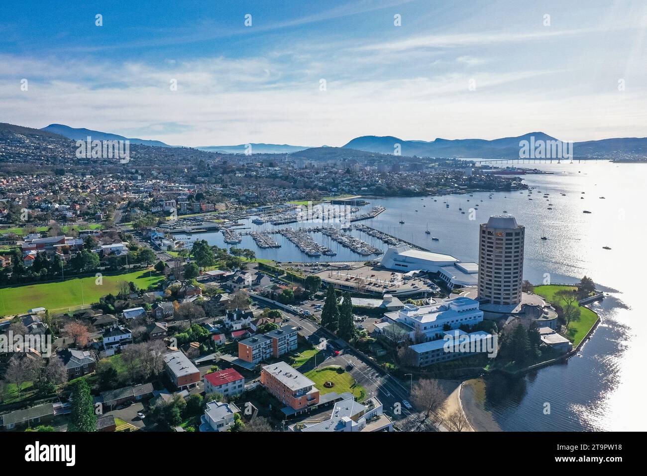 Vista aerea della città di Hobart, che mostra il fiume Derwent e il casinò in Tasmania, Australia Foto Stock