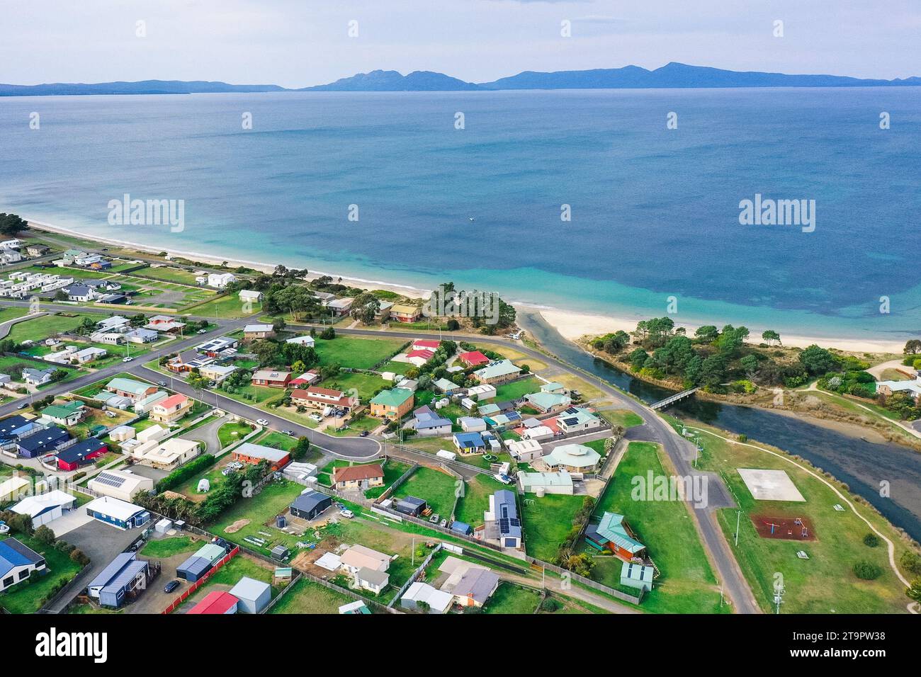 Vista aerea di Swansea in Tasmania, Australia, guardando oltre il Freycinet National Park Foto Stock