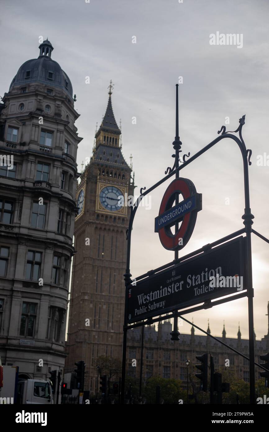 Cattura il fascino senza tempo del Big Ben, dove la storia incontra la modernità nel cuore di Londra Foto Stock