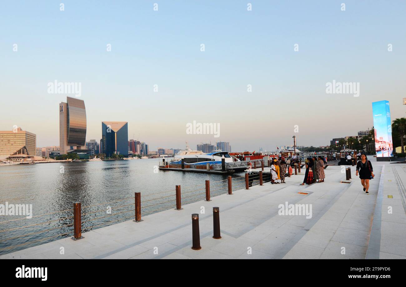 Il moderno lungomare di al Seef lungo il Dubai Creek, Dubai, Emirati Arabi Uniti. Foto Stock