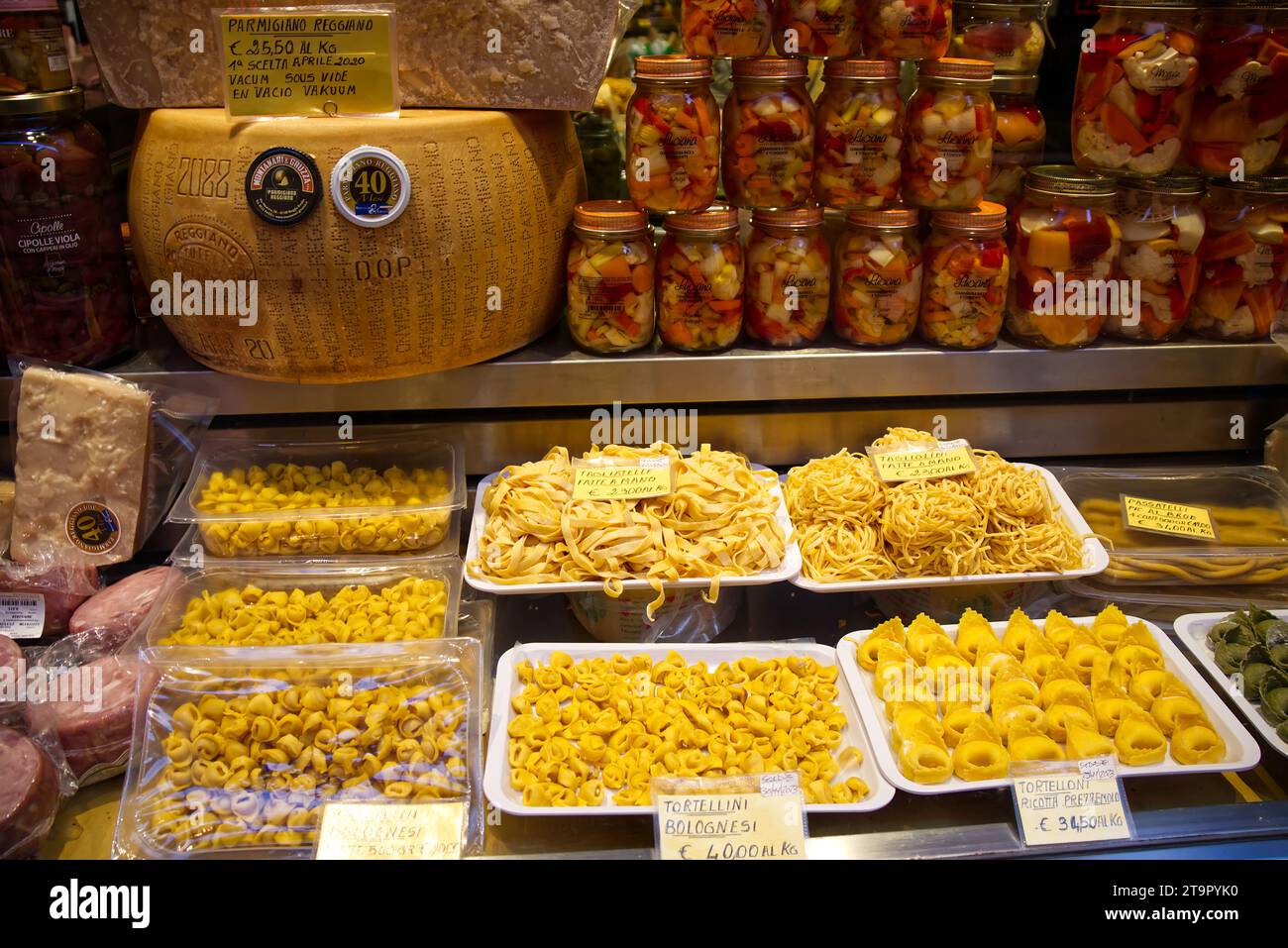 Vetrina con diversi piatti gourmet di Natale italiani. Vetrina delle prelibatezze natalizie di Bologna. Italia Foto Stock