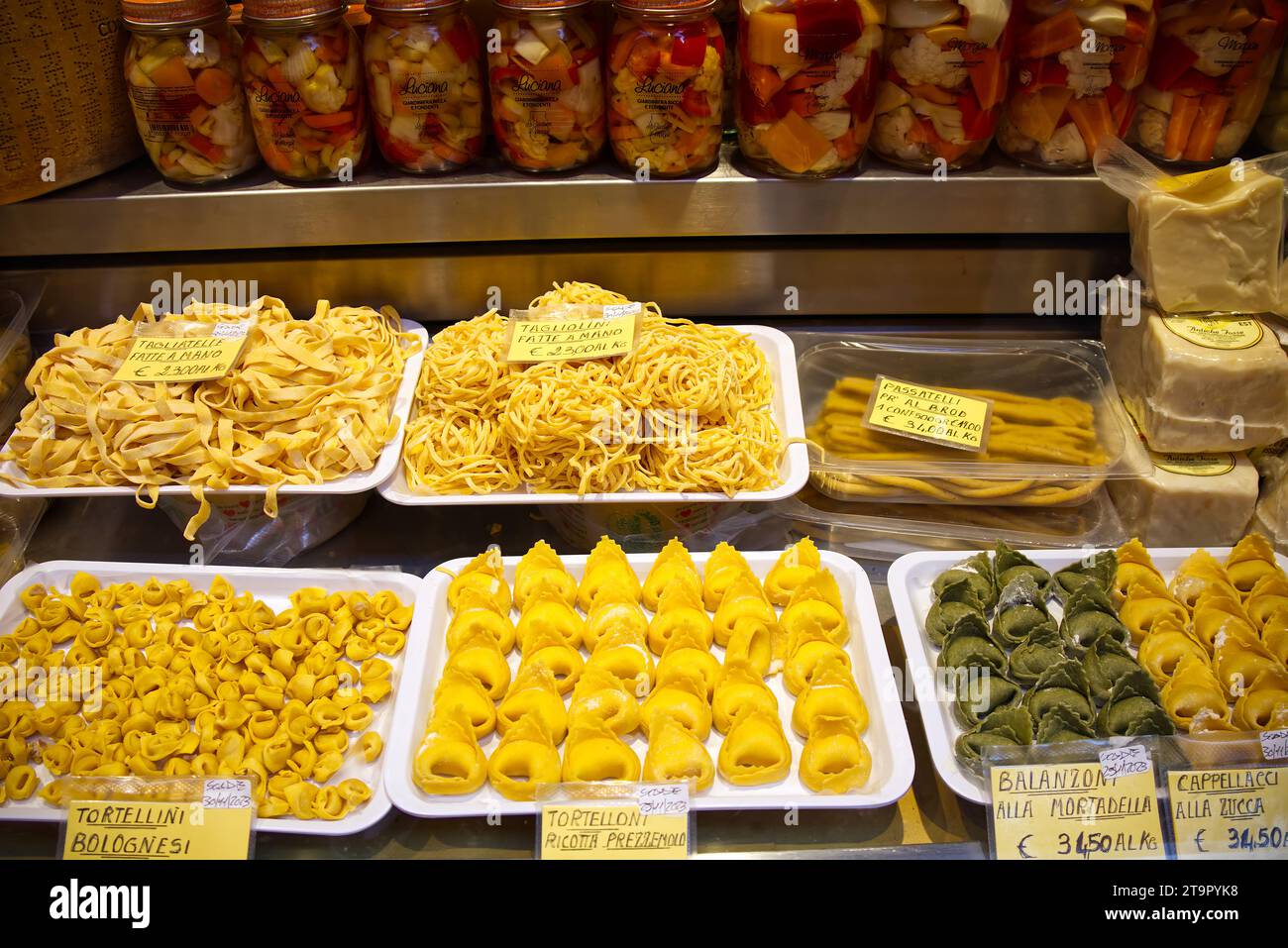 Vetrina con diversi piatti gourmet di Natale italiani. Vetrina delle prelibatezze natalizie di Bologna. Italia Foto Stock