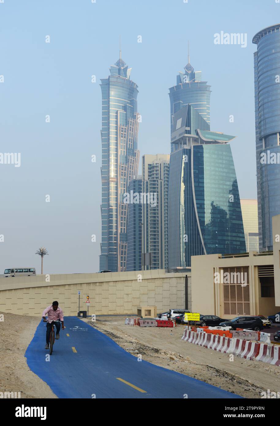 Grattacieli moderni che cambiano lo skyline della Business Bay a Dubai, Emirati Arabi Uniti. Foto Stock