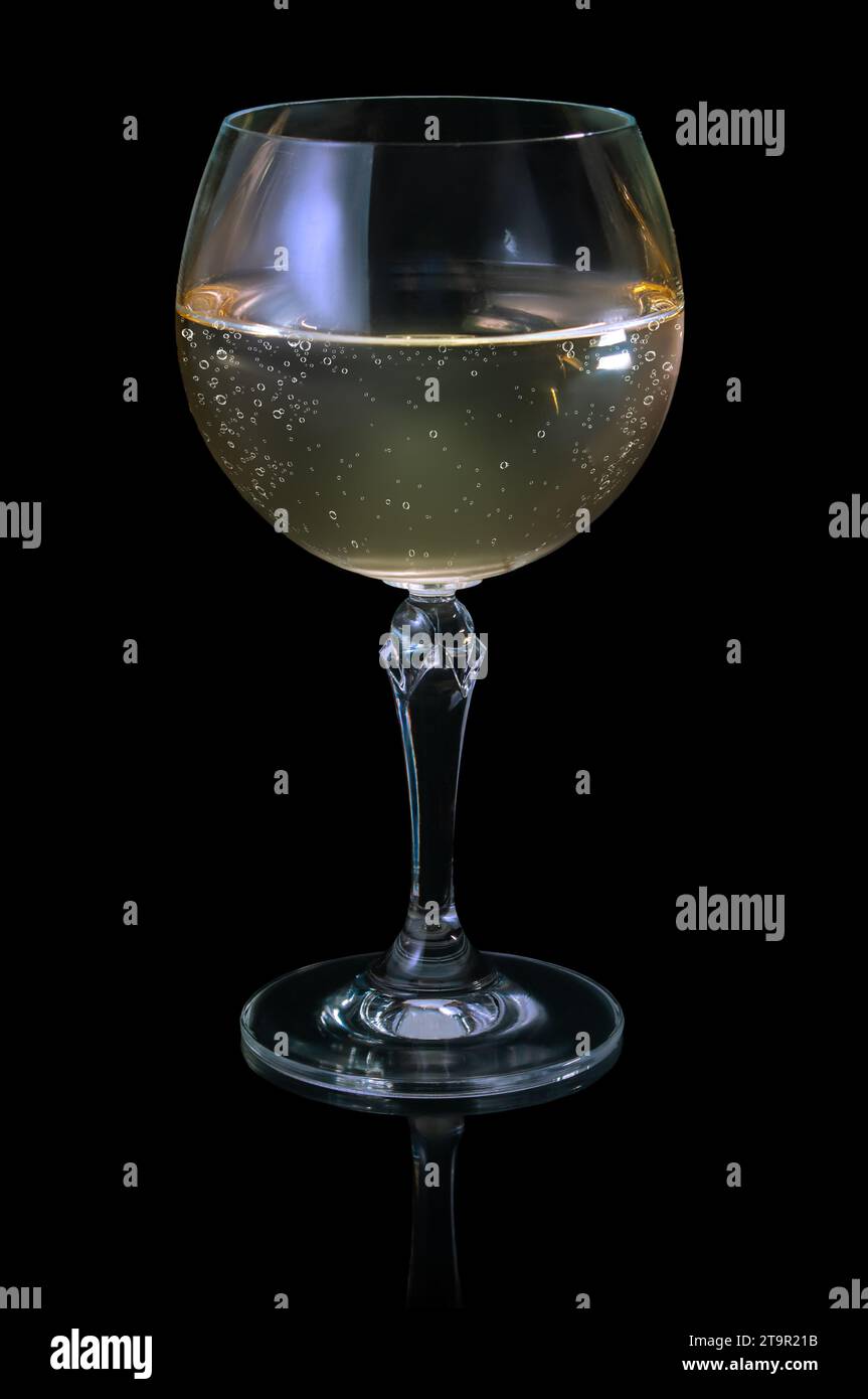 bicchiere di vino con champagne isolato su sfondo nero Foto Stock