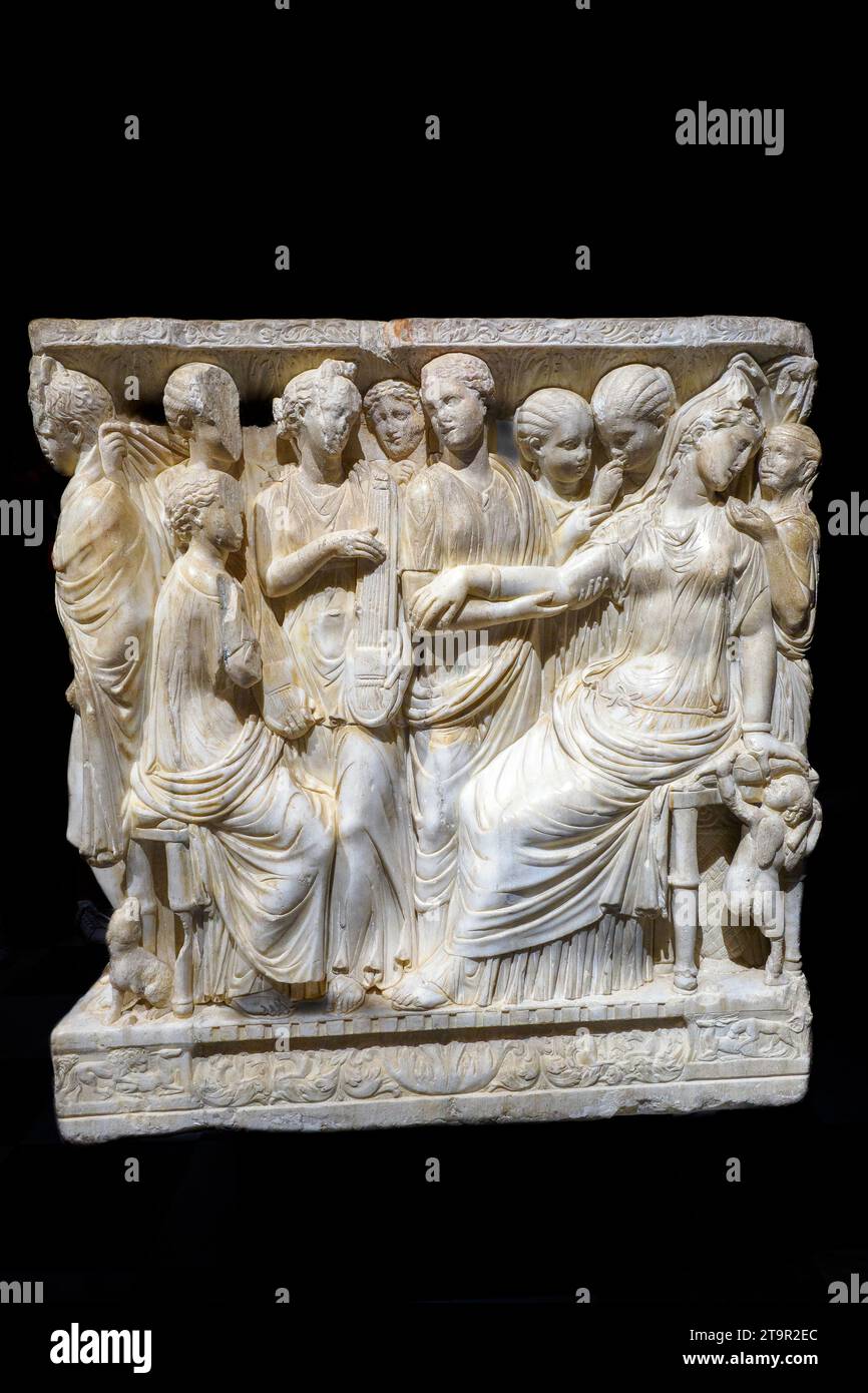 Sarcofago romano di Ippolito e Fedra. Phaedra viene catturata in un momento di disperazione tra alcune cameriere che la sostengono e cercano di distrarla con il suono delle zire, mentre l'infermiera rimuove il velo dai suoi capelli. Marmo bianco con venature bluastre (III secolo a.C.) - Cattedrale di San Gerlando - Sicilia, Italia Foto Stock