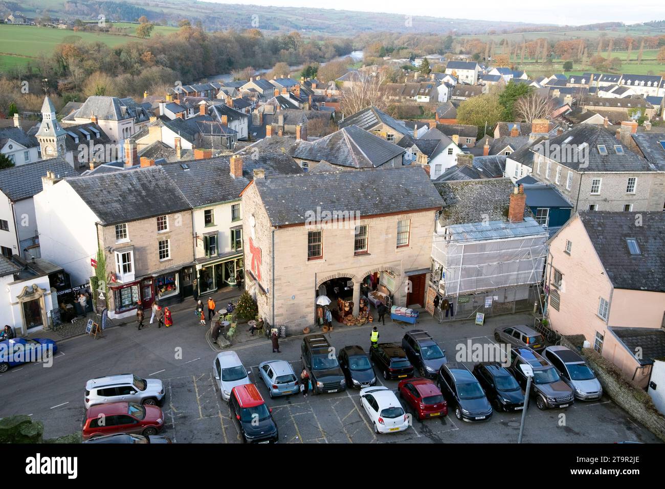 Ammira la piazza di Hay-on-Wye e il parcheggio dal castello di Hay a Christimas durante i festival del libro Hay Winter Festival in Galles, UK KATHY DEWITT Foto Stock