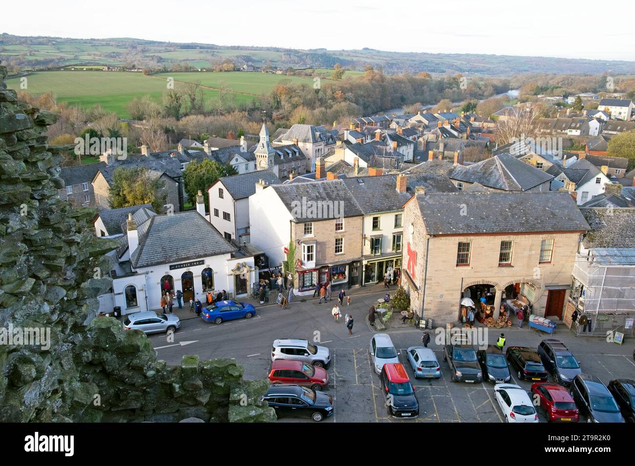 Ammira il parcheggio della piazza di Hay-on-Wye dal castello di Hay a Christimas durante i festival del libro Hay Winter Festival in Galles, UK KATHY DEWITT Foto Stock