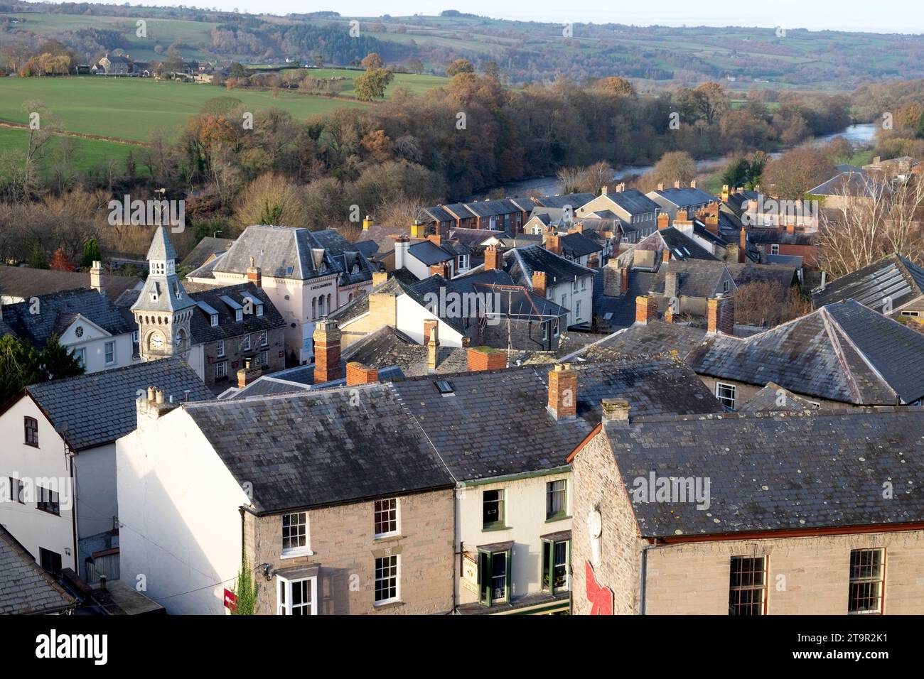 Vista sopra gli edifici dal castello di Hay nel centro storico di Hay-on-Wye durante il festival invernale di Hay in Galles, UK KATHY DEWITT Foto Stock