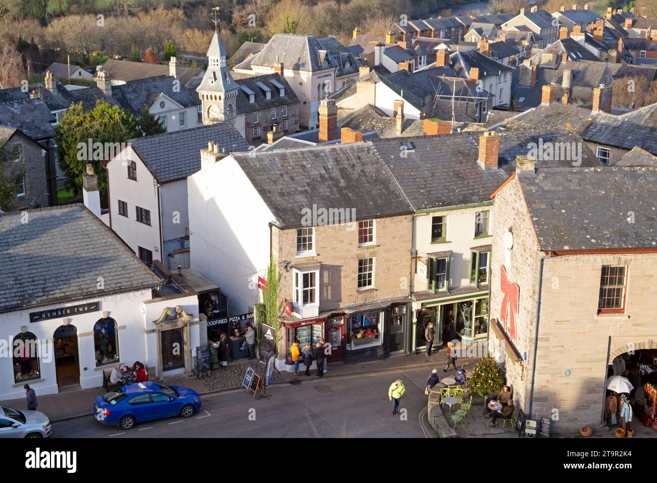 Vista sopra gli edifici nel centro storico di Hay-on-Wye, nel Regno Unito, durante il festival invernale di Hay in Galles, Gran Bretagna, KATHY DEWITT Foto Stock