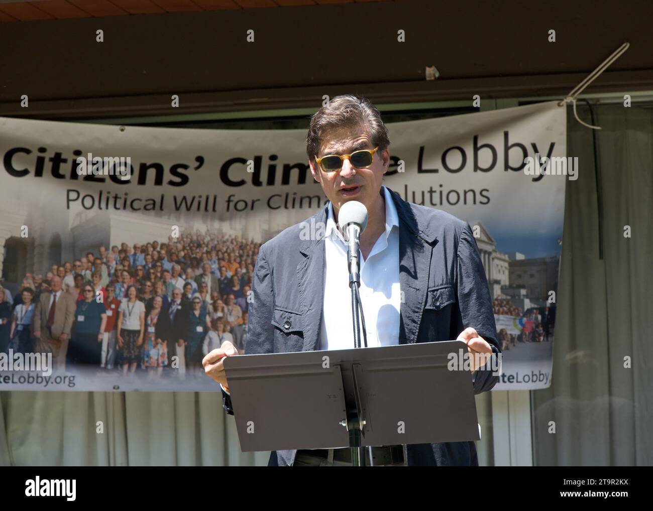 San Mateo, CA - 5 agosto 2023: Il senatore di stato Josh Becker parla a uno sciopero dei giovani sul clima a San Mateo a Central Park. Foto Stock