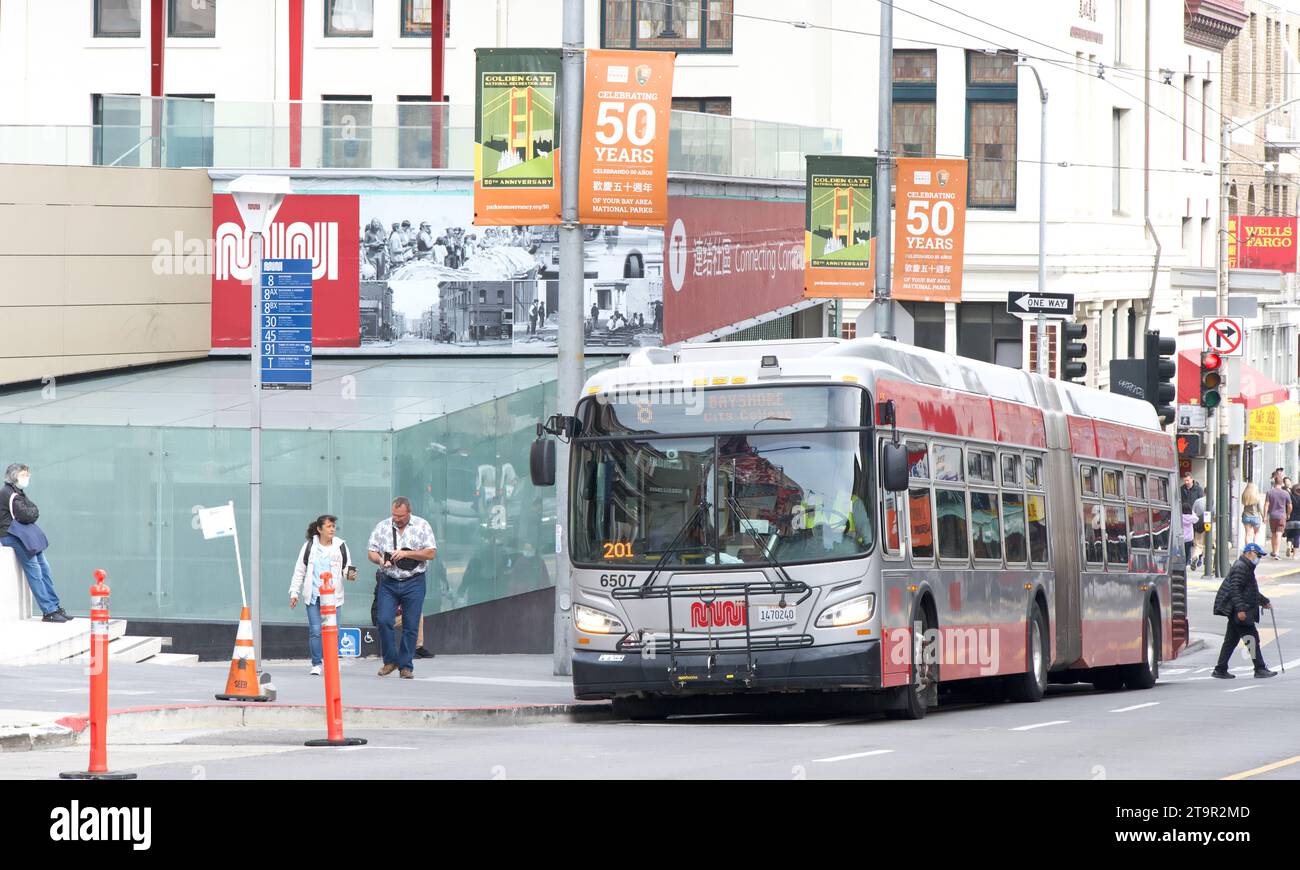 San Francisco, CA - 12 agosto 2023: Autobus Muni fuori dalla stazione Chinatown Rose Pak. Festeggiamo i 50 anni di cartelli appesi ai pali. Foto Stock