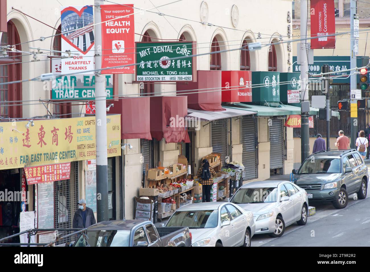 San Francisco, CA - 12 agosto 2023: Vista sulla strada del centro di Chinatown di fronte alla stazione di Rose Pak. Foto Stock