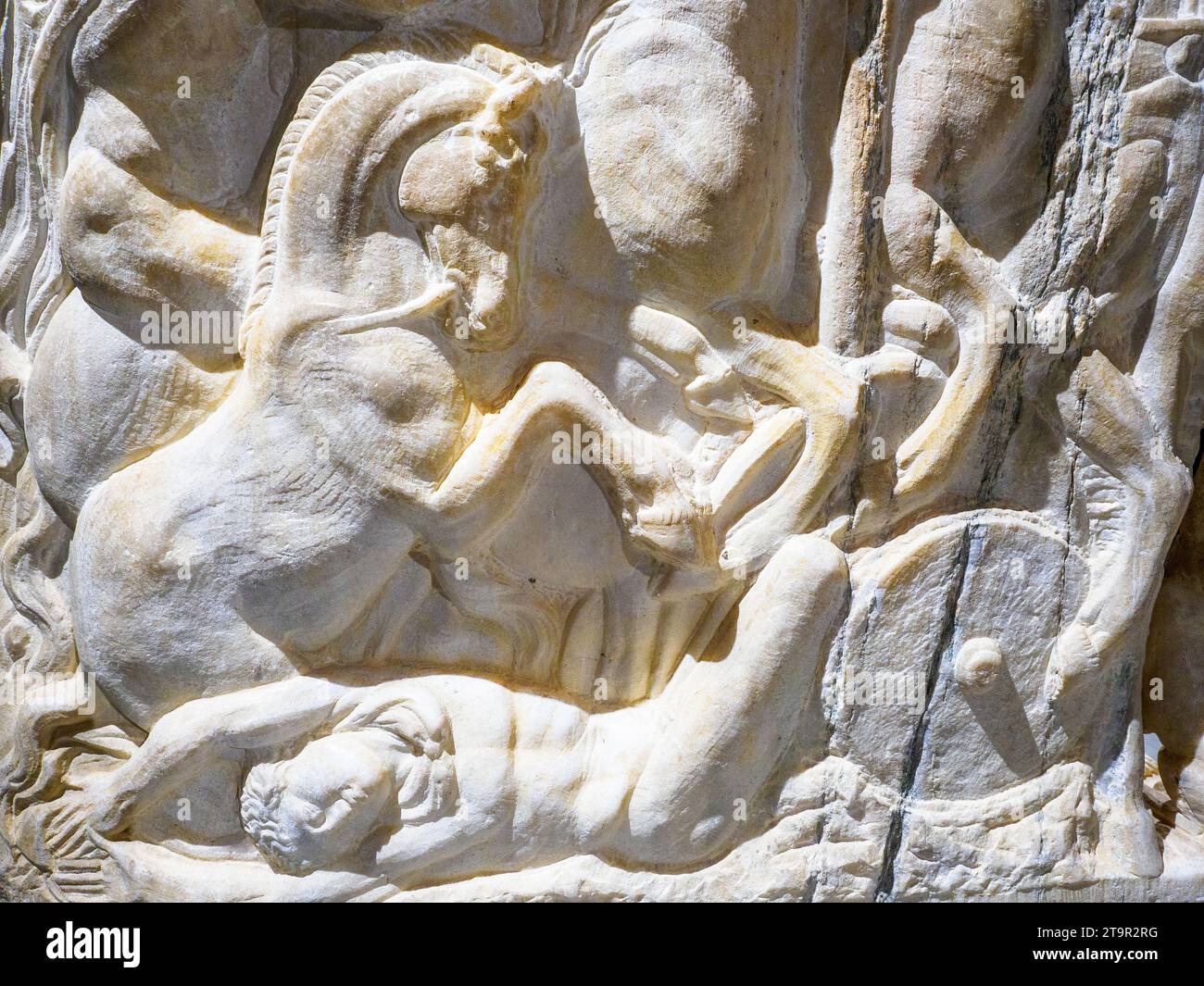 Dettaglio - sarcofago di epoca romana di Ippolito e Fedra. Ippolito è sopraffatto dai cavalli della sua quadriga. Marmo bianco con venature bluastre (III secolo a.C.) - Cattedrale di San Gerlando - Sicilia, Italia Foto Stock