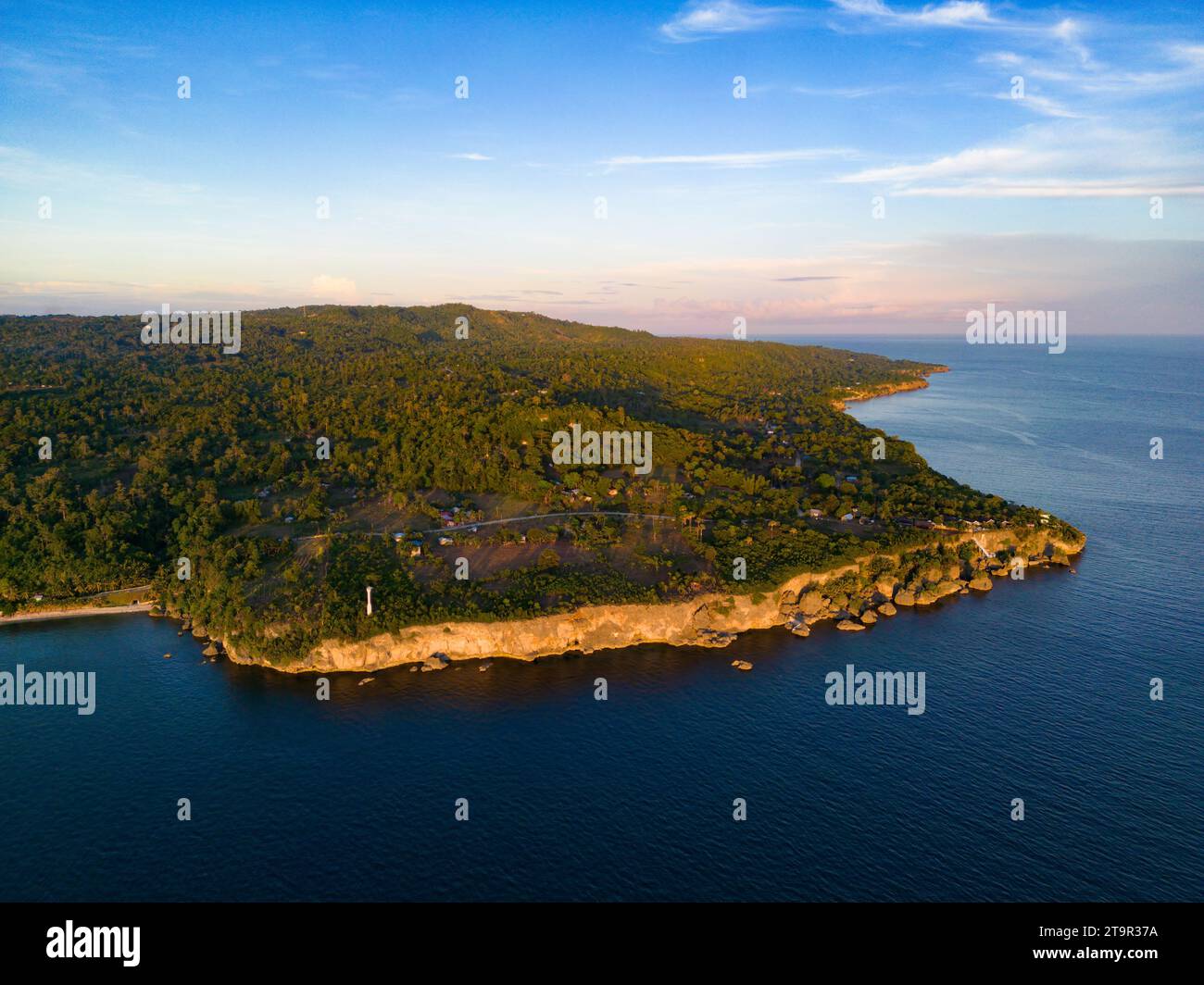 Una vista aerea del tramonto sulla costa dell'isola di Siquijor, Filippine Foto Stock