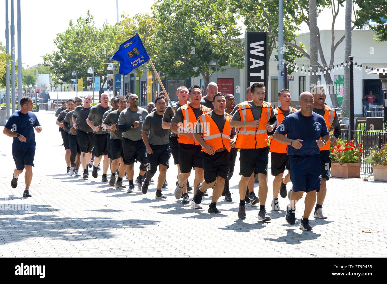 Oakland, CA - 23 agosto 2023: 192a classe Oakland and Fremont Police Academy che attraversa Jack London Square durante gli esercizi di addestramento. Si diceva fosse un Foto Stock