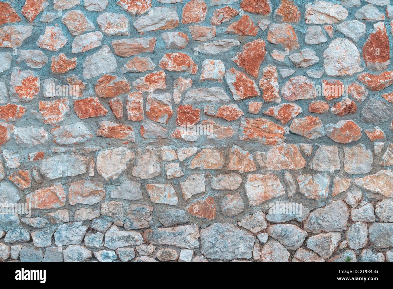 Vecchio motivo di facciata in pietra come sfondo. Dettaglio dalla città di Crikvenica in Croazia. Foto Stock