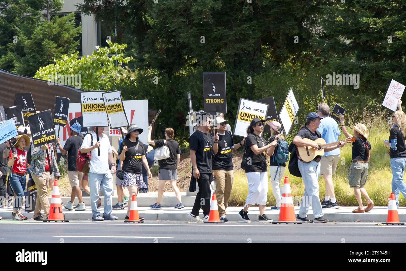 Los Gatos, CA - 22 agosto 2023: Membri locali della California settentrionale dello sciopero SAG-AFTRA in solidarietà con la Writers Guild of America di fronte al ne Foto Stock