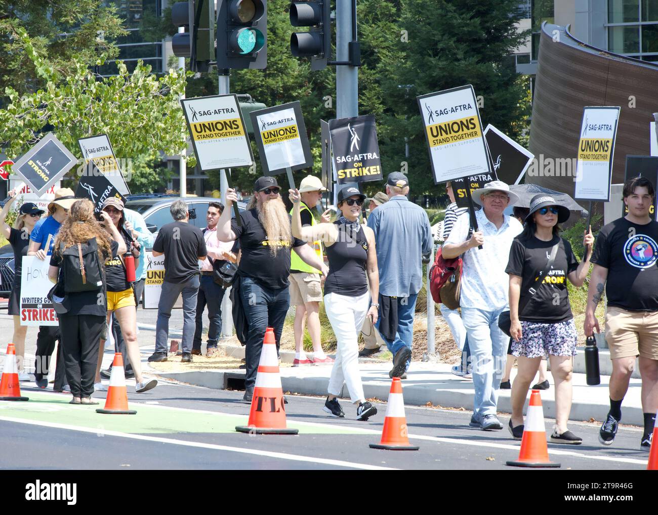 Los Gatos, CA - 22 agosto 2023: Membri locali della California settentrionale dello sciopero SAG-AFTRA in solidarietà con la Writers Guild of America di fronte al ne Foto Stock