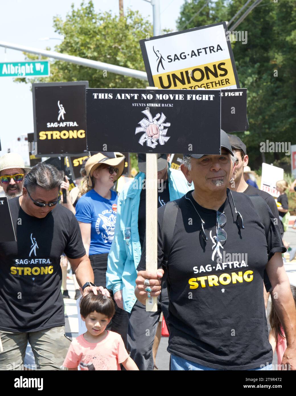 Los Gatos, CA - 22 agosto 2023: Membri locali della California settentrionale dello sciopero SAG-AFTRA in solidarietà con la Writers Guild of America di fronte al ne Foto Stock
