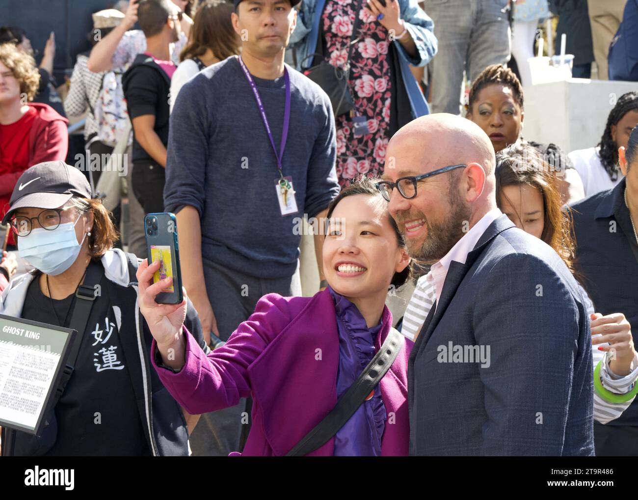 San Francisco, CA - 26 agosto 2023: Il supervisore Rafael Mandelman si è impegnato a scattare selfie all'inaugurale Hungry Ghost King Festival Parade al via a Rose Pak Foto Stock