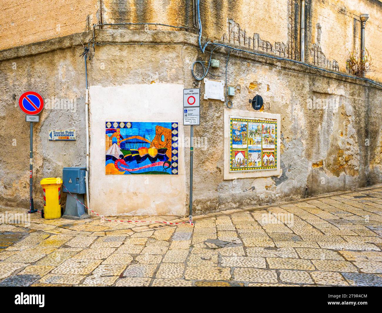 Pittura murale in piastrelle di ceramica smaltata nella Kasbah nel centro storico di Mazara del Vallo - Sicilia, Italia Foto Stock