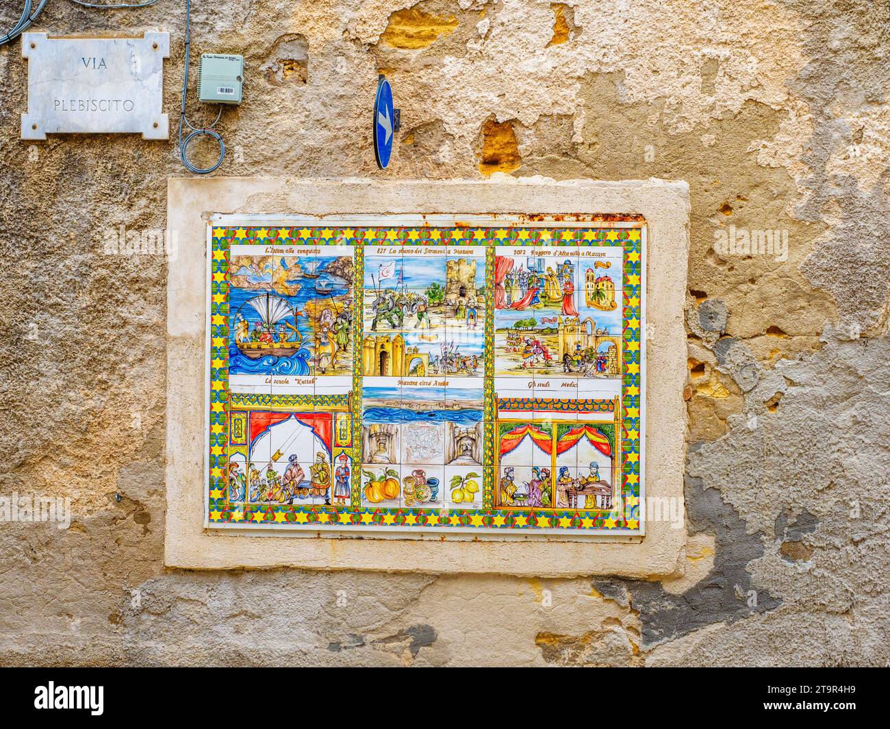 Pittura murale in piastrelle di ceramica smaltata nella Kasbah nel centro storico di Mazara del Vallo - Sicilia, Italia Foto Stock