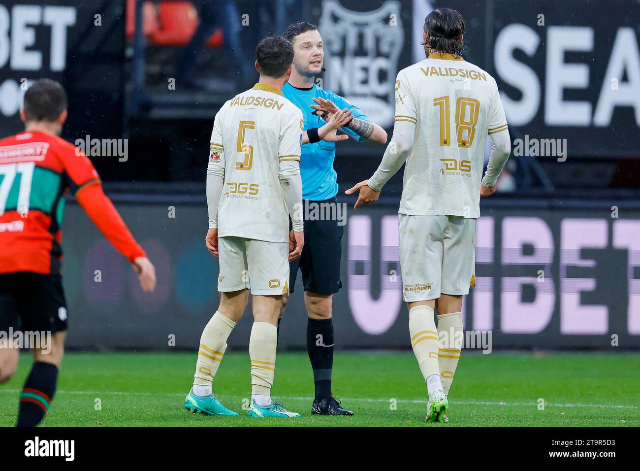 NIJMEGEN, PAESI BASSI - NOVEMBRE 26: BAS Kuipers (Go Ahead Eagles), l'arbitro Robin Hensgens e Willum Thor Willumsson (Go Ahead Eagles) parlano con du Foto Stock