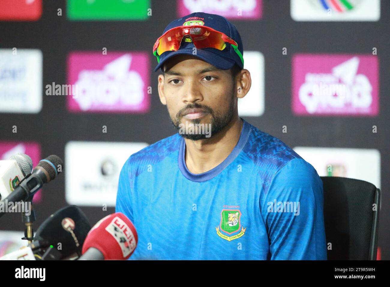 Il capitano del Bangladesh test Cricket Team Nazmul Hossain Shanto parla alla conferenza stampa pre-partita dopo la sessione di allenamento al Sylhet International Cri Foto Stock