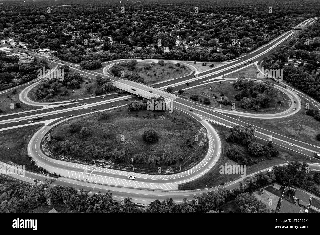 Una vista aerea in scala di grigi dei percorsi autostradali e delle uscite nel sobborgo di Skokie dall'area di Chicagoland Foto Stock