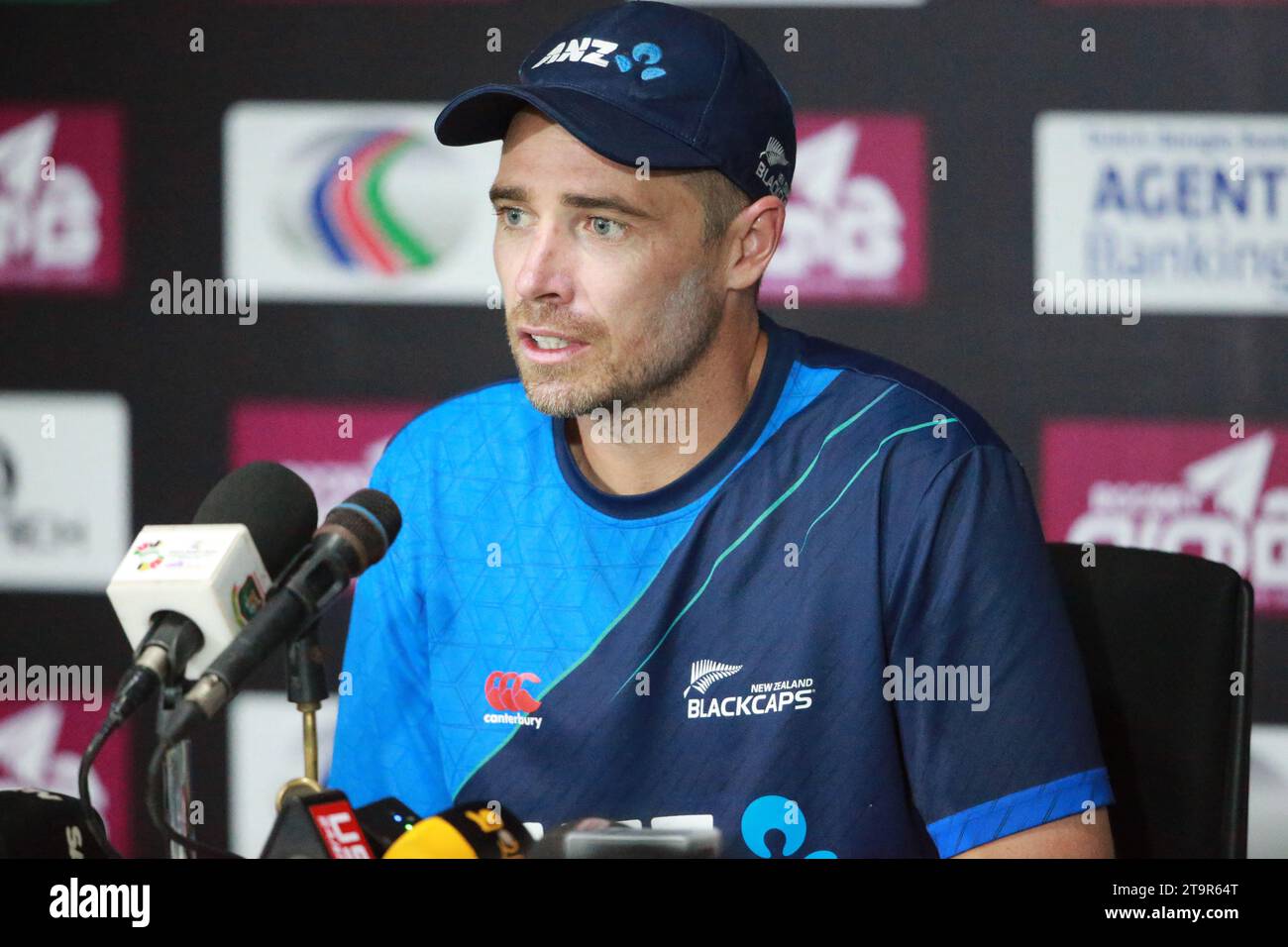 Il capitano della nuova Zelanda parla alla conferenza stampa pre-partita dopo la sessione di prove al Sylhet International Cricket Stadium per il primo test ma Foto Stock