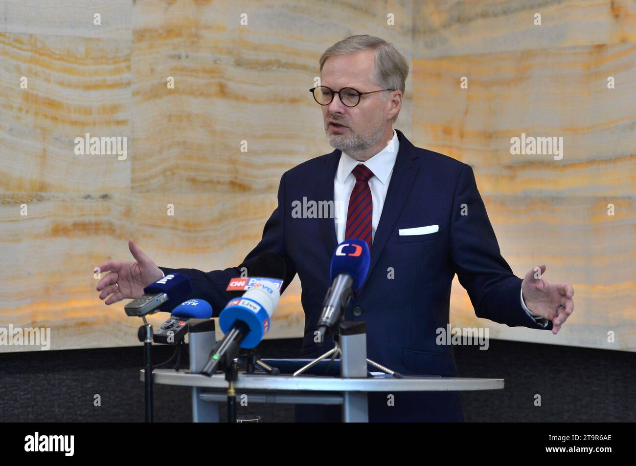 Brno, Repubblica Ceca. 27 novembre 2023. Il primo ministro ceco Petr fiala interviene durante il briefing presso l'International Hotel di Brno, Repubblica Ceca, il 27 novembre 2023. Il governo non può rinunciare agli sforzi per rivitalizzare le finanze pubbliche sotto pressione, in quanto così rinuncerebbe a un buon futuro - ha affermato il primo Ministro fiala il giorno dello sciopero di un giorno. Crediti: Patrik Uhlir/CTK Photo/Alamy Live News Foto Stock