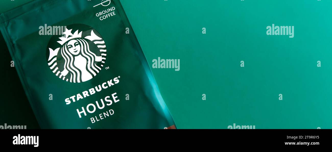 Confezione di caffè Starbucks. Sfondo con motivo verde. Mescolare il chicco di caffè con note di toffee. Vista dall'alto della confezione con aspirapolvere. Logo del marchio Foto Stock