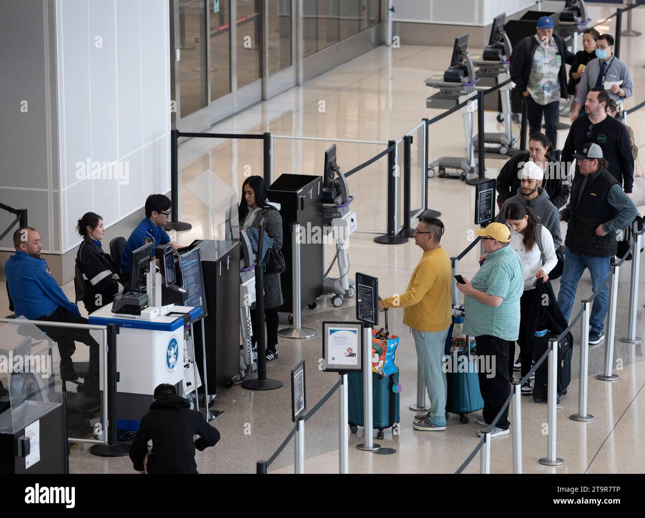 San Francisco, Stati Uniti. 26 novembre 2023. I passeggeri sono raffigurati all'aeroporto internazionale di San Francisco a San Francisco, negli Stati Uniti, 26 novembre 2023. La U.S. Transportation Security Administration (TSA) prevede di esaminare 2,9 milioni di passeggeri aerei il 26 novembre, che probabilmente sarà il giorno di viaggio più affollato. Crediti: Li Jianguo/Xinhua/Alamy Live News Foto Stock