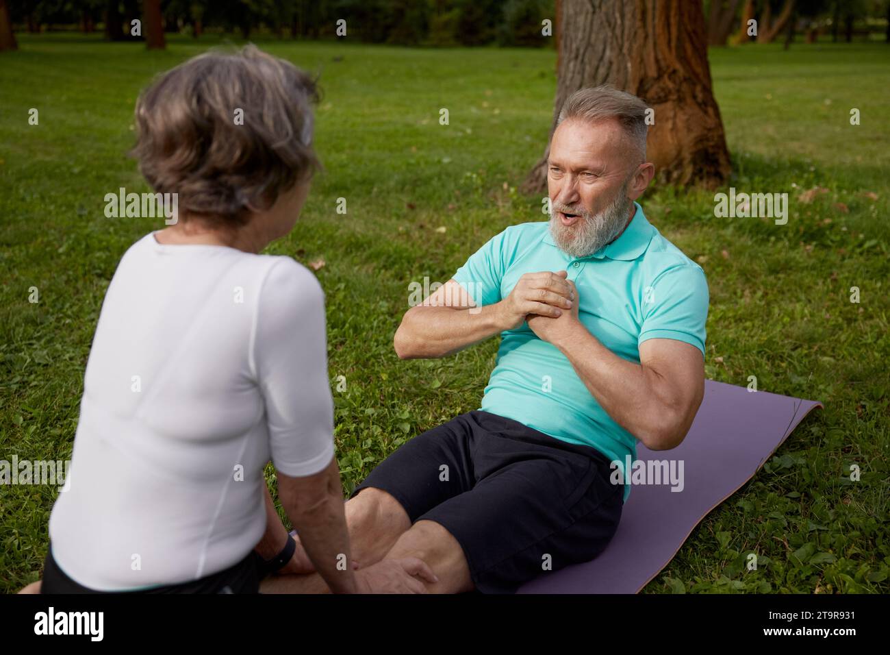 Felici i due anziani che si allenano nel parco Foto Stock