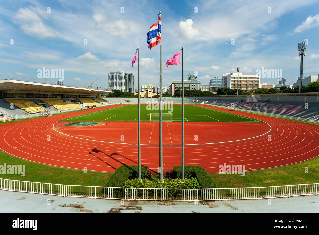 Bangkok, Thailandia - 27 novembre 2013: Campo di calcio e pista da corsa presso la Chulalongkorn University di Bangkok, Thailandia. Foto Stock