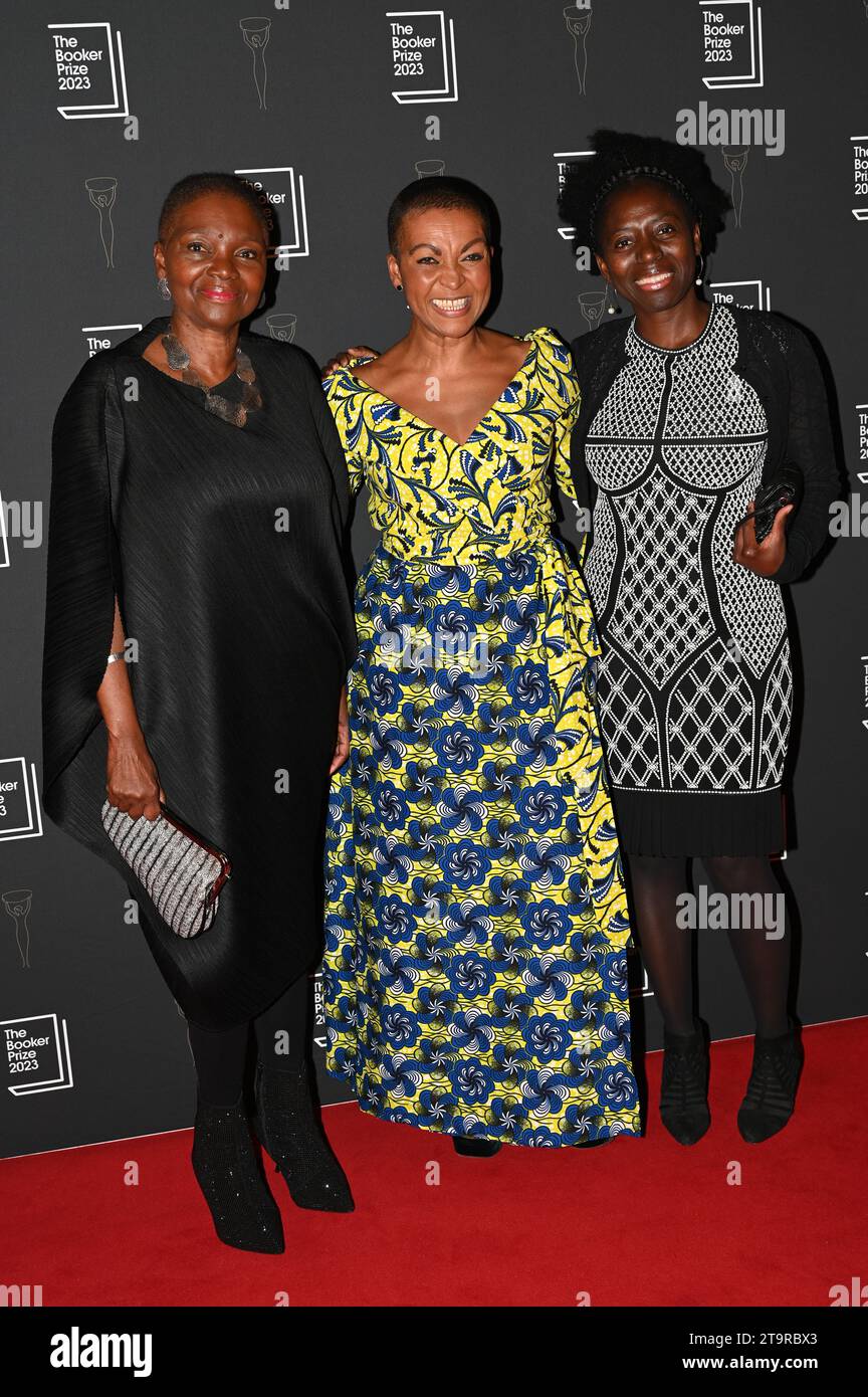 Londra, Regno Unito. 26 novembre 2023. La baronessa Valerie Amos, Adjoa Andoh e Precious lunga partecipano alla cerimonia di premiazione del Booker Prize 2023 all'Old Billingsgate, Londra, Regno Unito. Credito: Vedere li/Picture Capital/Alamy Live News Foto Stock