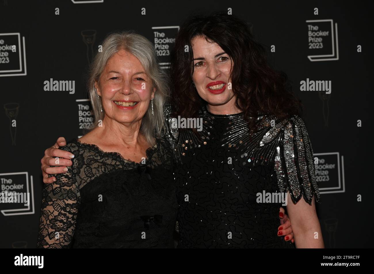 Londra, Regno Unito. 26 novembre 2023. Susan Lynch (R) partecipa alla cerimonia di premiazione del Booker Prize 2023 all'Old Billingsgate, Londra, Regno Unito. Credito: Vedere li/Picture Capital/Alamy Live News Foto Stock