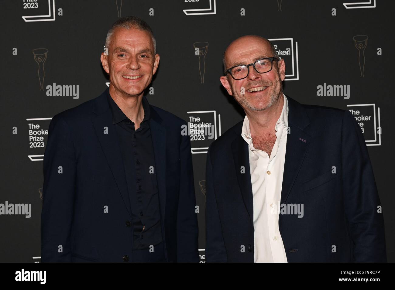 Londra, Regno Unito. 26 novembre 2023. Tim DAVIE e Nick Robinson partecipano alla cerimonia di premiazione del Booker Prize 2023 all'Old Billingsgate, Londra, Regno Unito. Credito: Vedere li/Picture Capital/Alamy Live News Foto Stock