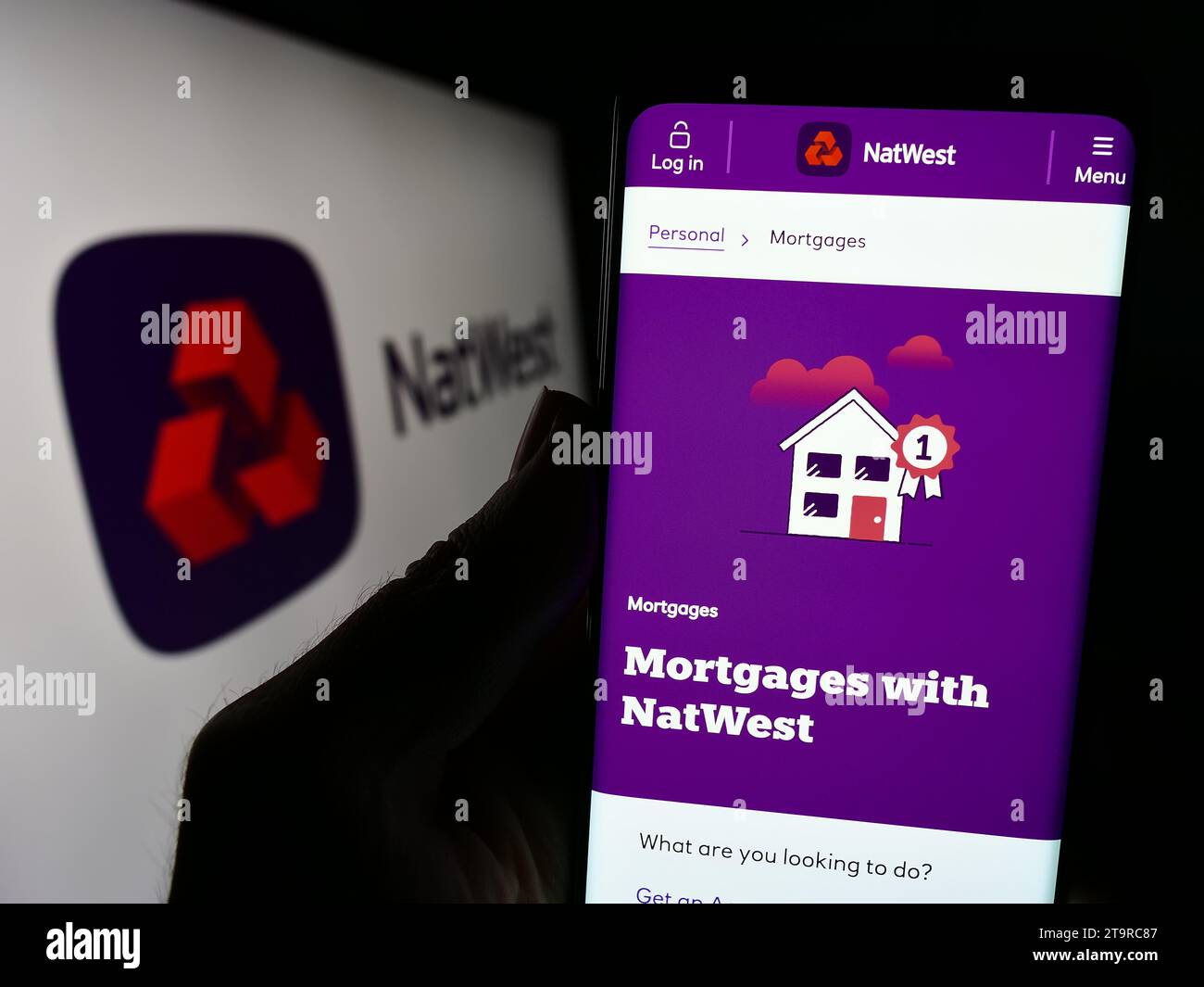 Persona che possiede uno smartphone con pagina Web della società finanziaria National Westminster Bank (NatWest) con logo. Concentrarsi sul centro del display del telefono. Foto Stock