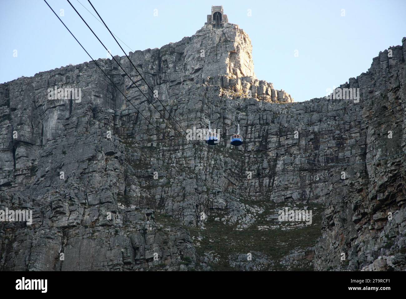 Una vista generale della funivia Table Mountain e della stazione della funivia a città del Capo, in Sudafrica. Foto Stock