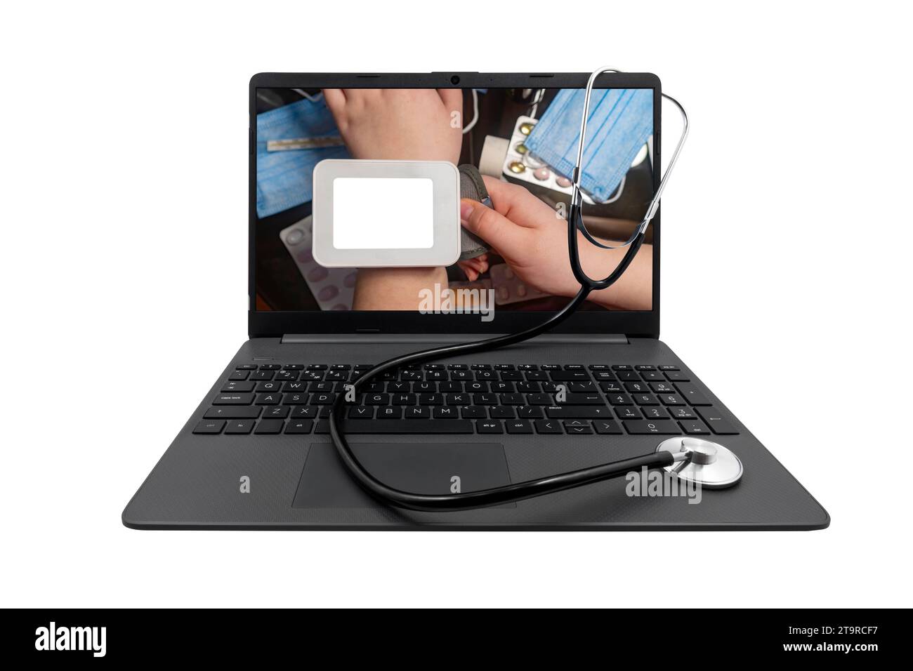 Laptop e stetoscopio medico isolati su sfondo bianco. Sullo schermo del computer portatile - tonometro con uno schermo bianco sulla mano Foto Stock