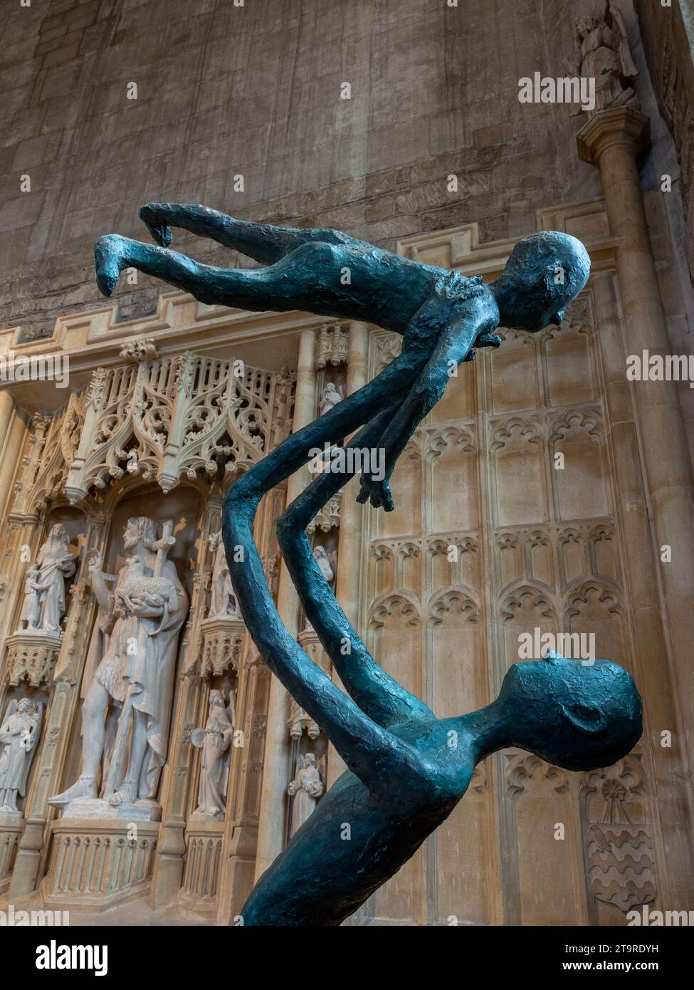 A Proud Father, scultura del 2010 di Ginny Coates, all'interno della chiesa di San Giovanni Battista, Burford, Oxfordshire, Regno Unito Foto Stock