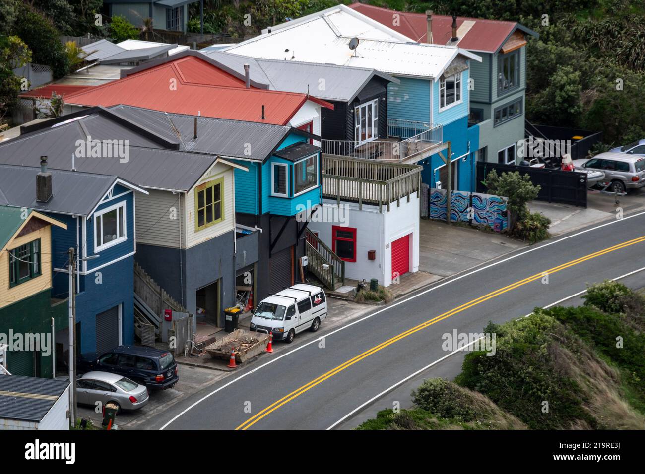 Case e strada accanto alla spiaggia, Breaker Bay, Wellington, North Island, nuova Zelanda Foto Stock