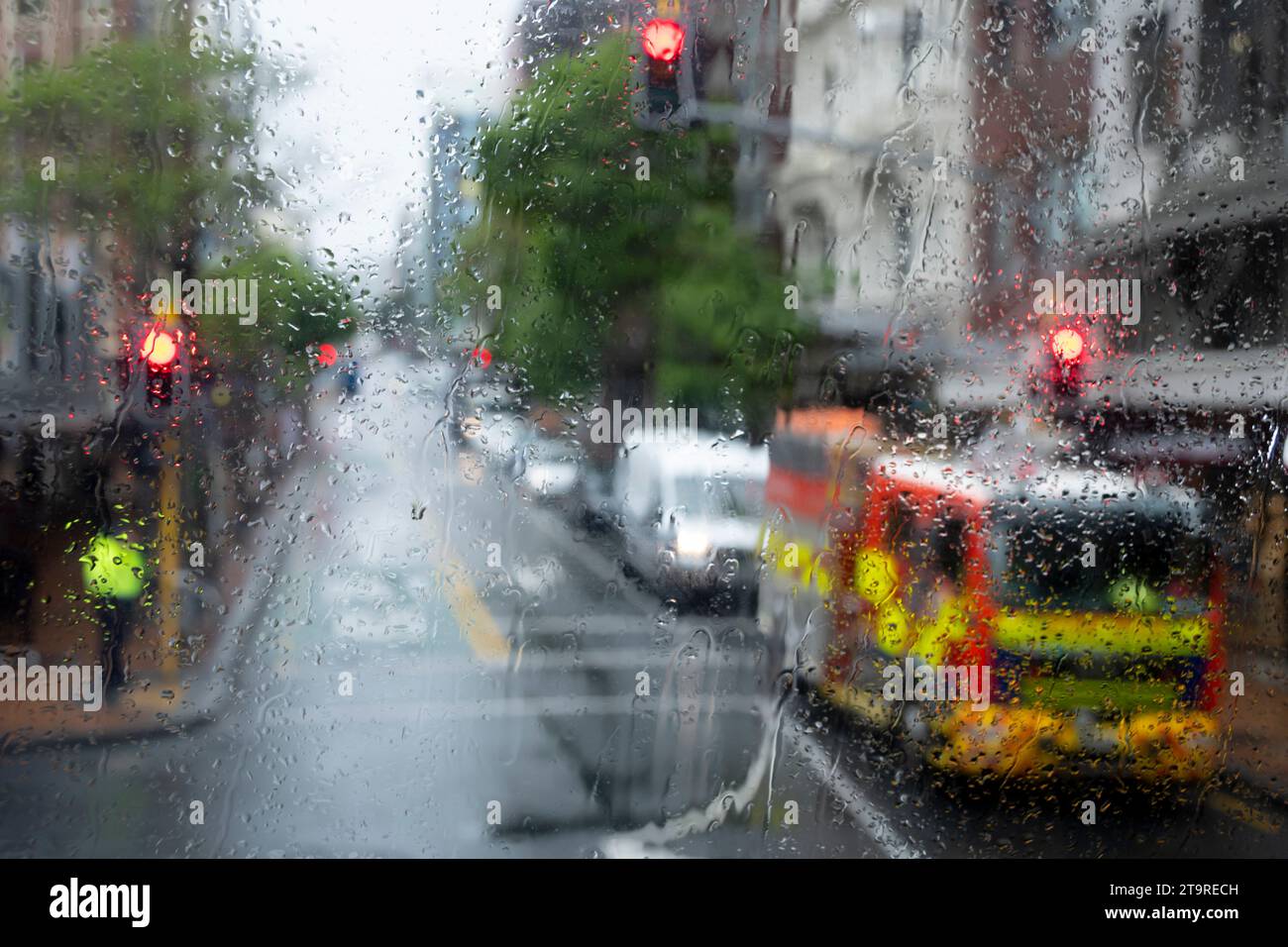 Scena stradale attraverso la finestra piovosa, Willis Street, Wellington, North Island, nuova Zelanda Foto Stock