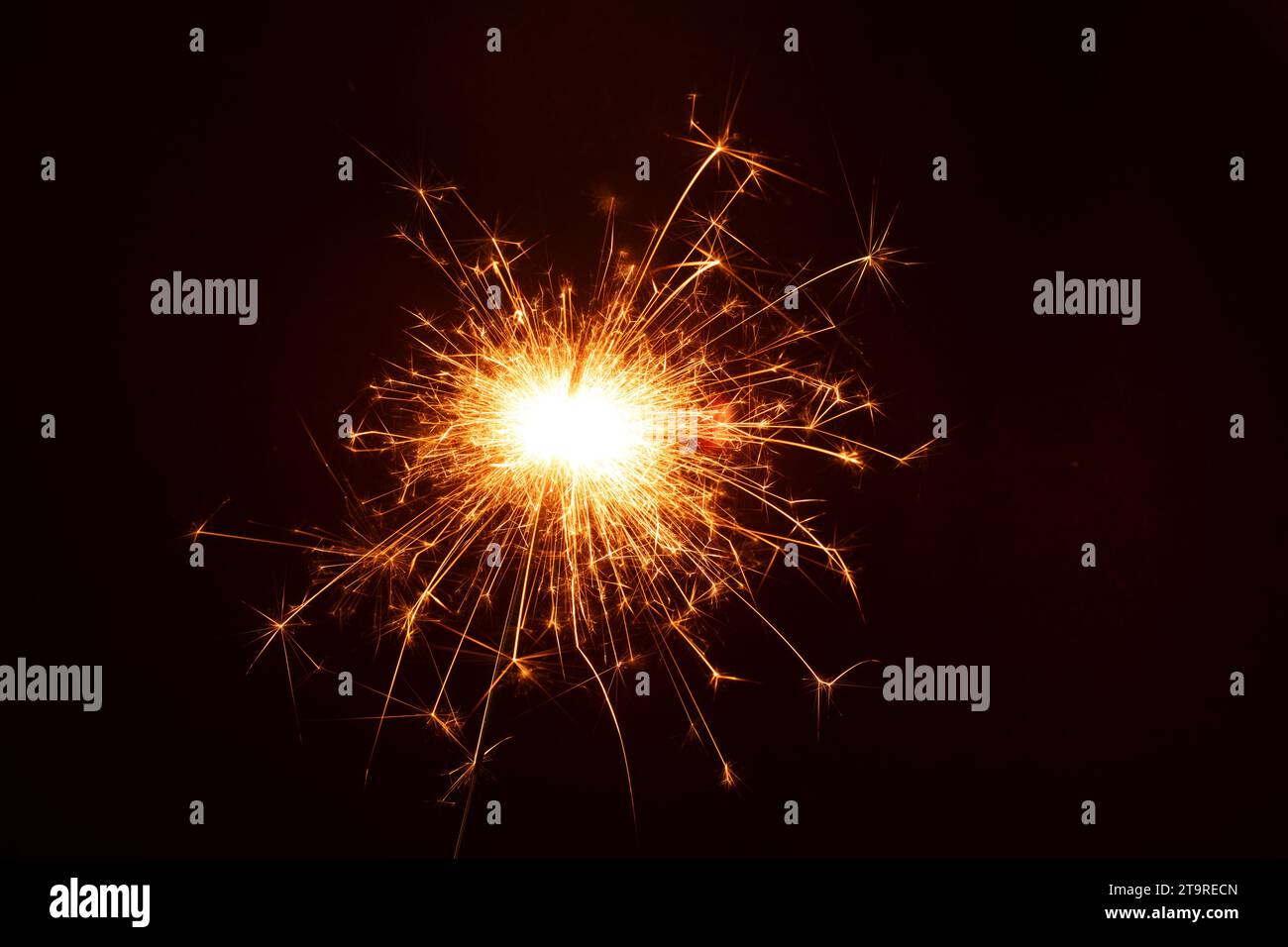 fotografia del bagliore luminoso di uno sparkler al buio, creando un'atmosfera allegra e celebrativa. Grazie all'ampio spazio per le copie, è perfetto per il nuovo anno Foto Stock