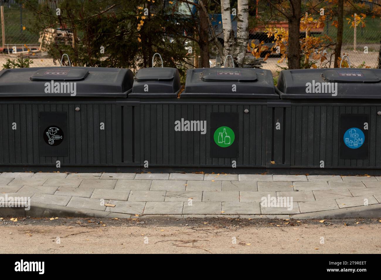 foto in città, una varietà di opzioni per lo smaltimento dei rifiuti sono ritratte in questa foto. Dai cassonetti per rifiuti ai contenitori per il riciclaggio, questi contenitori riproducono un'esperienza Foto Stock