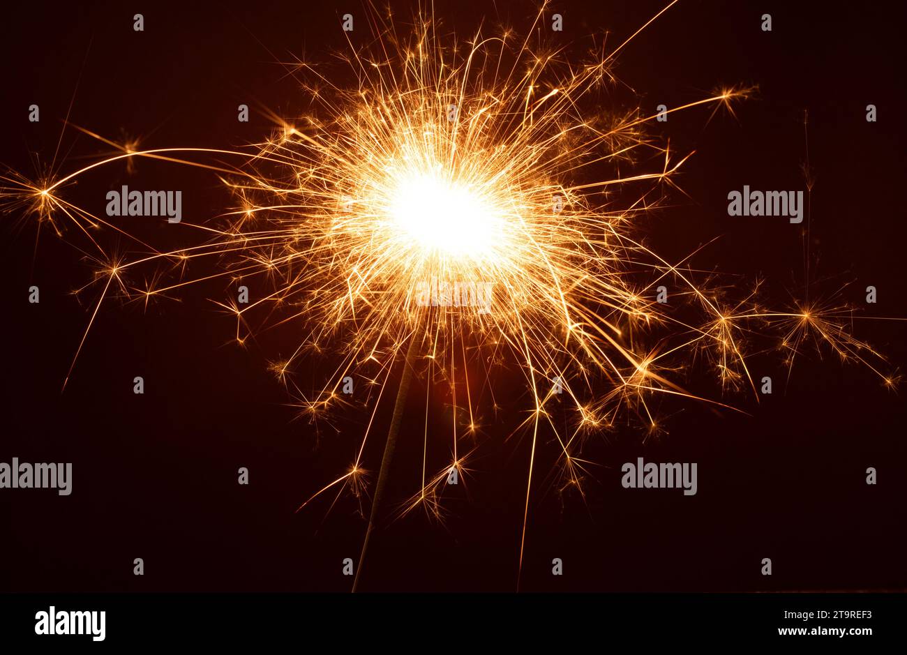 Foto in questa foto di Natale orizzontale, un vivace sparkler del Bengala emette un bagliore natalizio. La luce brillante aggiunge un tocco di magia alle vacanze, creando Foto Stock