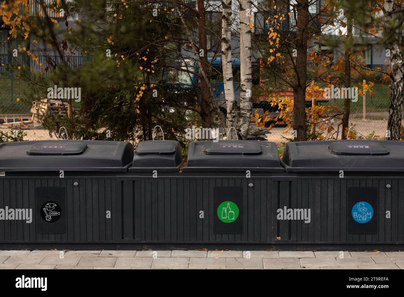 la foto di una strada cittadina rimane pulita e ordinata con contenitori per la spazzatura posizionati strategicamente. Questi contenitori fungono da guardiani dell'ambiente, in modo efficiente m Foto Stock