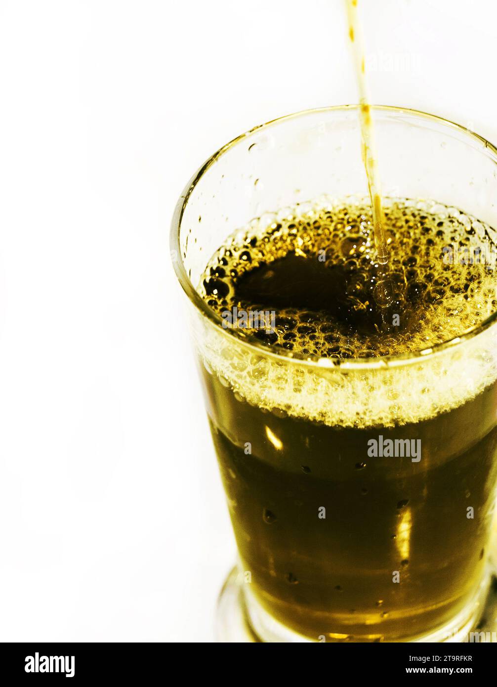 tè verde versato in un bicchiere Foto Stock