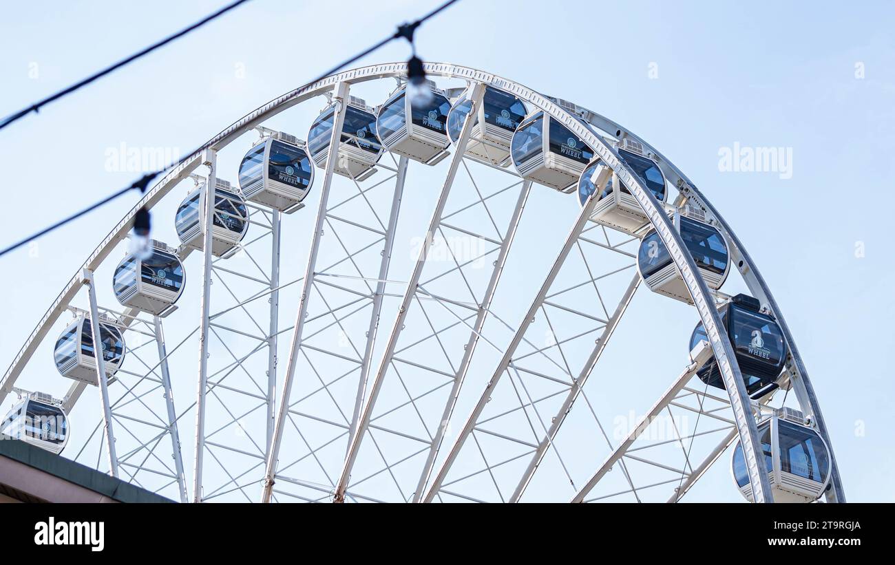 Una splendida vista aerea di una grande ruota panoramica che si erge su di un bel cielo blu Foto Stock